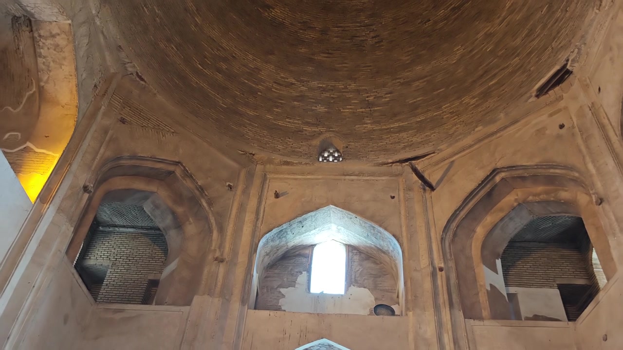 Vista interna di antica architettura in mattoni a cupola