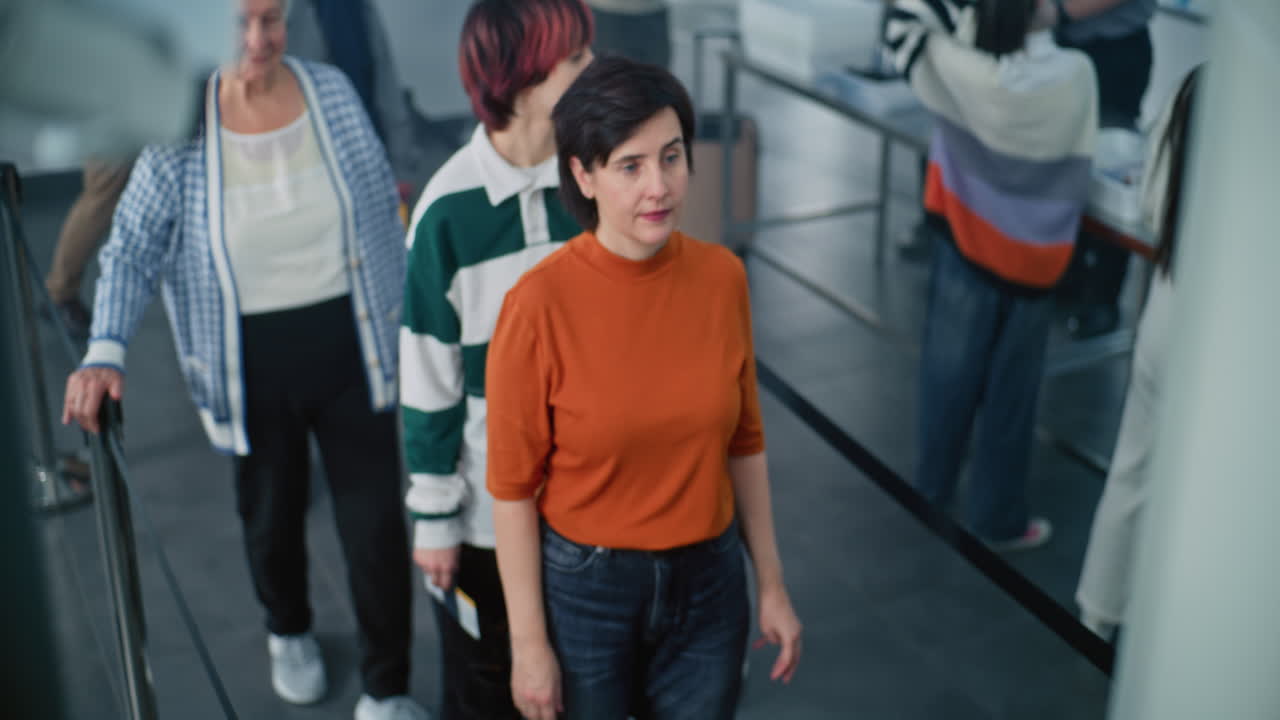 보안 줄에서 기다리는 사람들