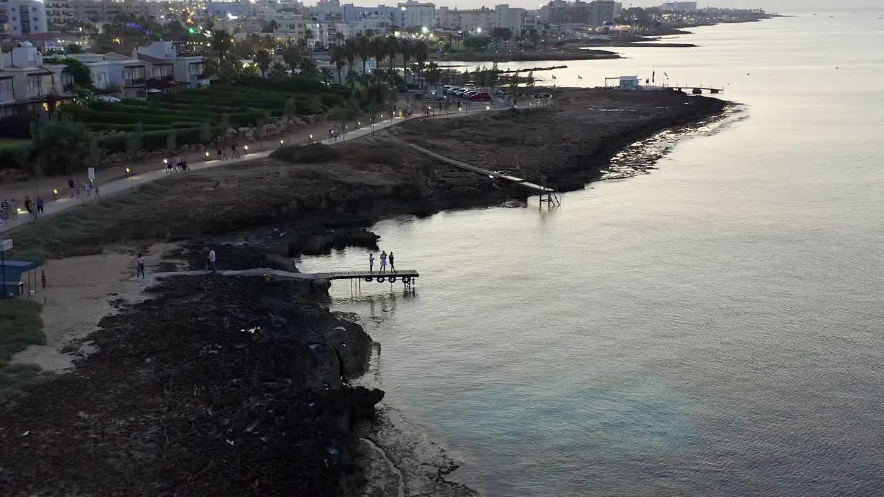 toma aérea en la playa de protaras