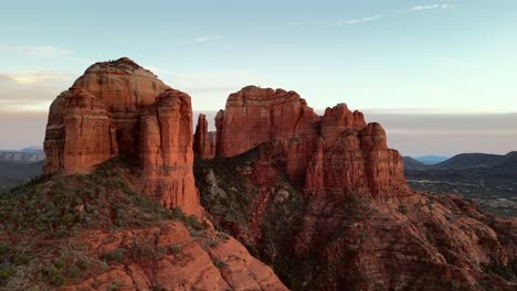 Vista-Aérea-De-Drones-Volando-A-La-Izquierda-Mostrando-La-Roca-De-La-Catedral-Al-Atardecer-En-Sedona,-Arizona