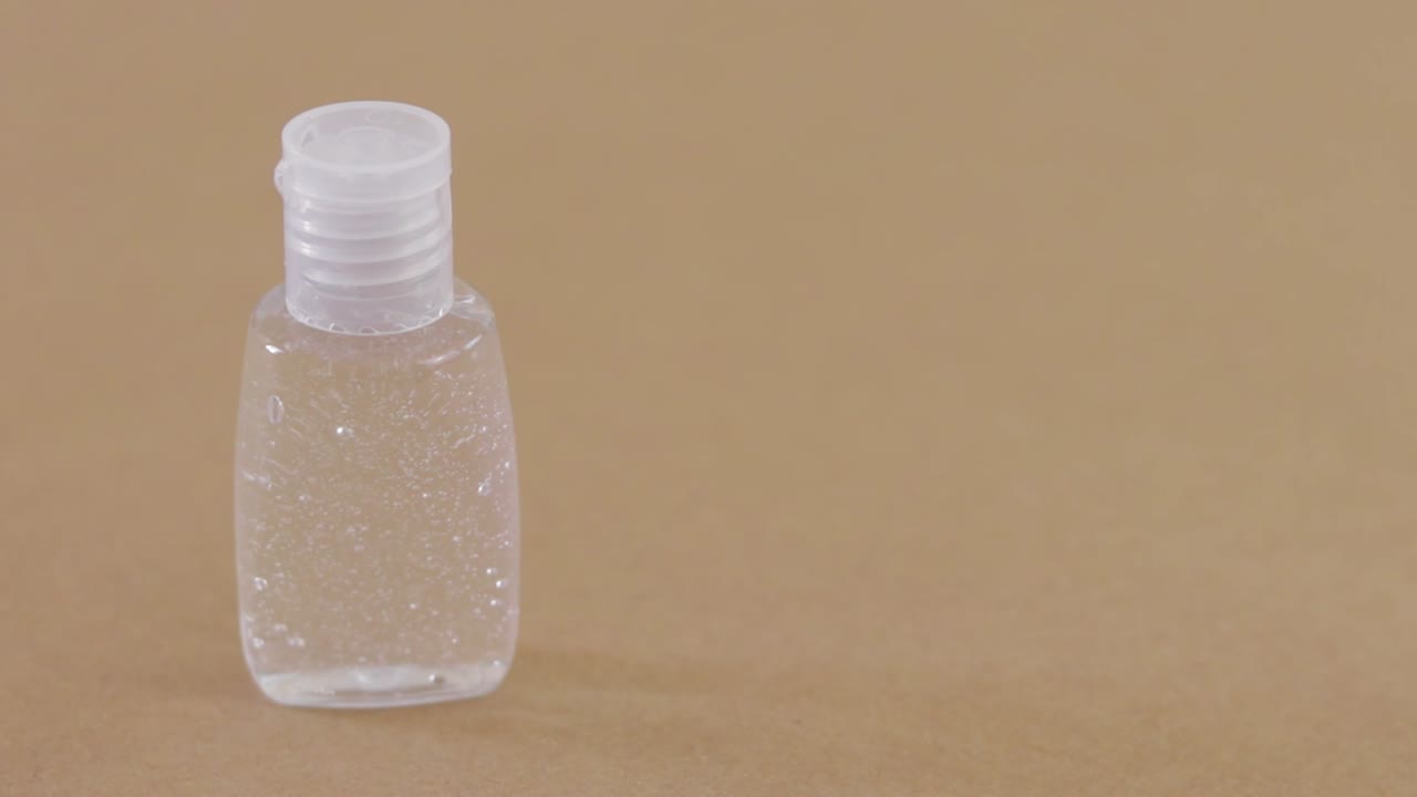 gel anti-cabterial embotellado en botella de plástico. lado izquierdo