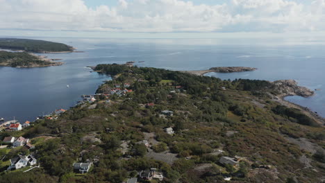 sobrevuelo aéreo, isla merdo boscosa en noruega rodeada de mar en calma