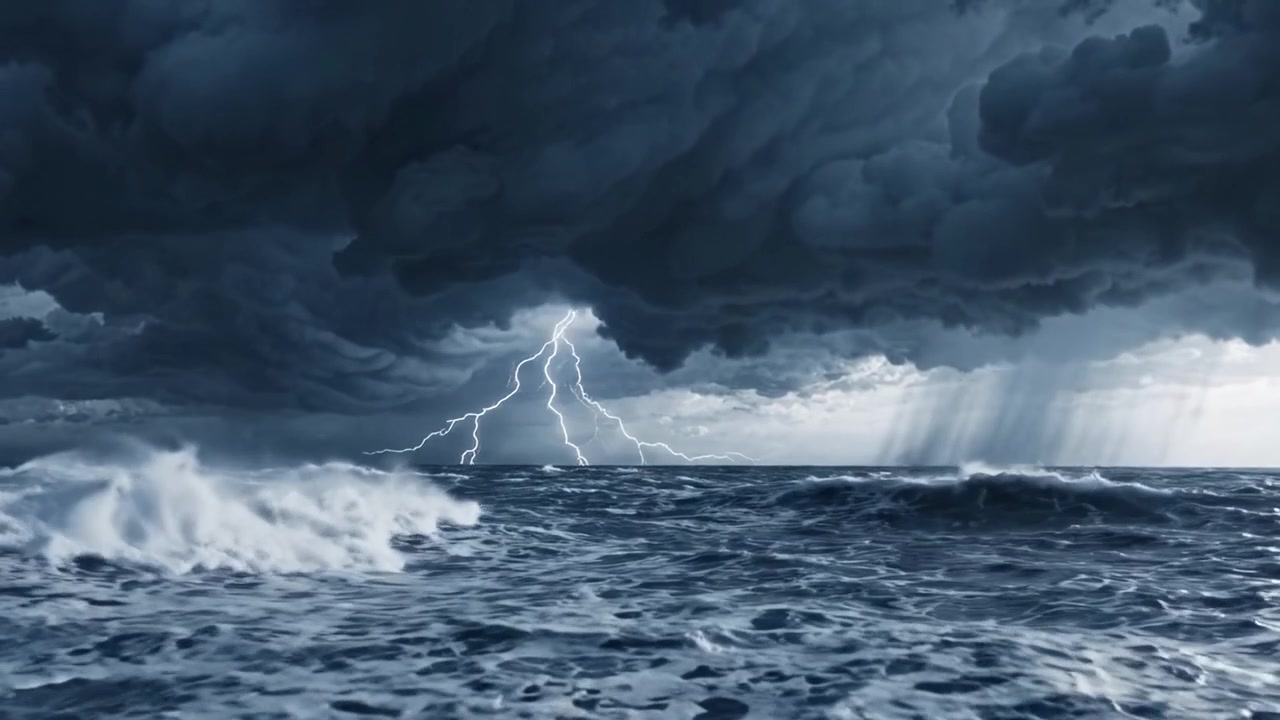 Dramatiske havbølger under tordnende himmel med mørke skyer og regn, som fanger naturens raseri og turbulens i et stormfullt kystlandskap.