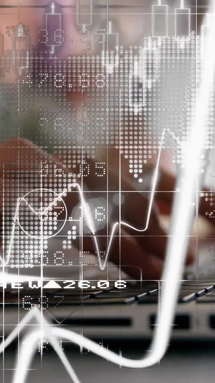 Video verticale: Mani che digitano e generano grafici finanziari animati sopra i tasti, mentre analizzano i mercati.