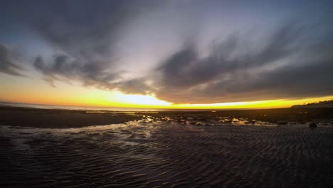 nubes oscuras de lapso de tiempo se mezclan con una colorida puesta de sol mientras pasan por las playas de puerto peñasco, golfo de california, méxico