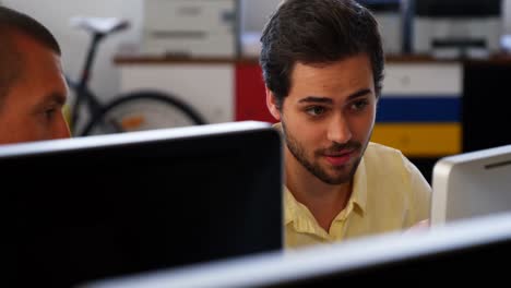ejecutivos de negocios que trabajan con computadoras