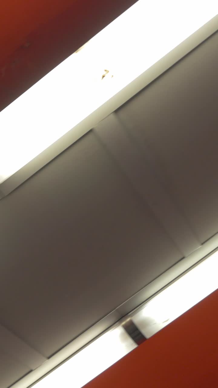 Vista dinamica di luci fluorescenti su un soffitto moderno