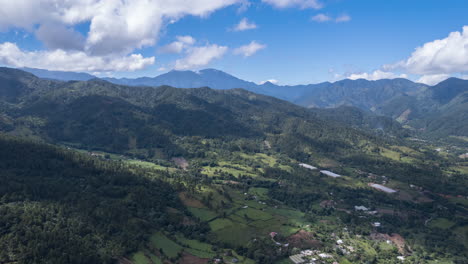 Atemberaubende-Wolken-Und-Schatten-über-Dem-Berg-Und-Ein-Blauer-Himmel,-Blick-Auf-Die-Karibik