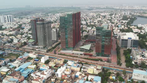 Toma-Aérea-De-Edificios-En-La-Zona-Comercial-De-Chennai-Llena-De-Edificios-Y-Casas.