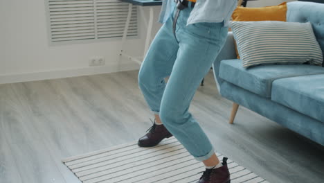 mujer bailando en la sala de estar