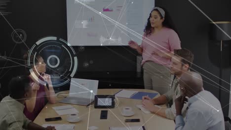 animación de círculos y puntos conectados contra diversos compañeros de trabajo discutiendo informes sobre tecnología.