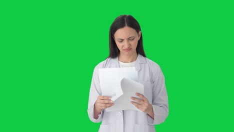mujer científica india confundida leyendo informes pantalla verde