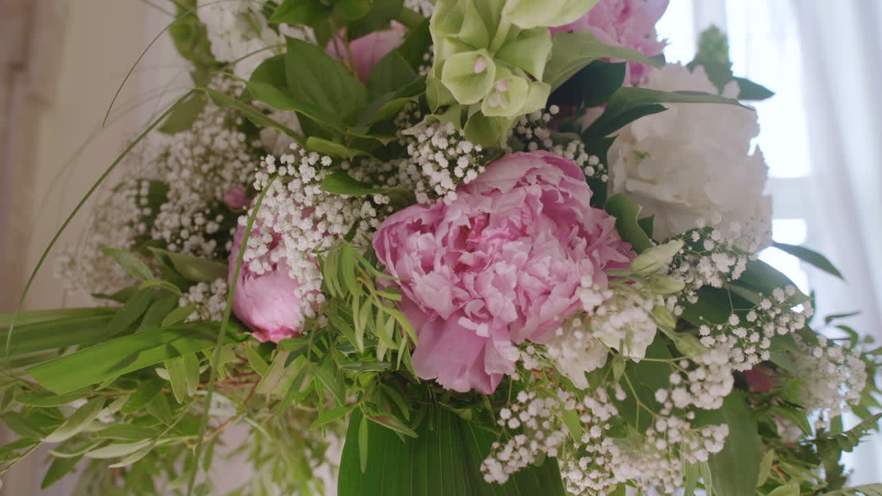 Location per ricevimento di matrimonio con decorazioni floreali bianche 4