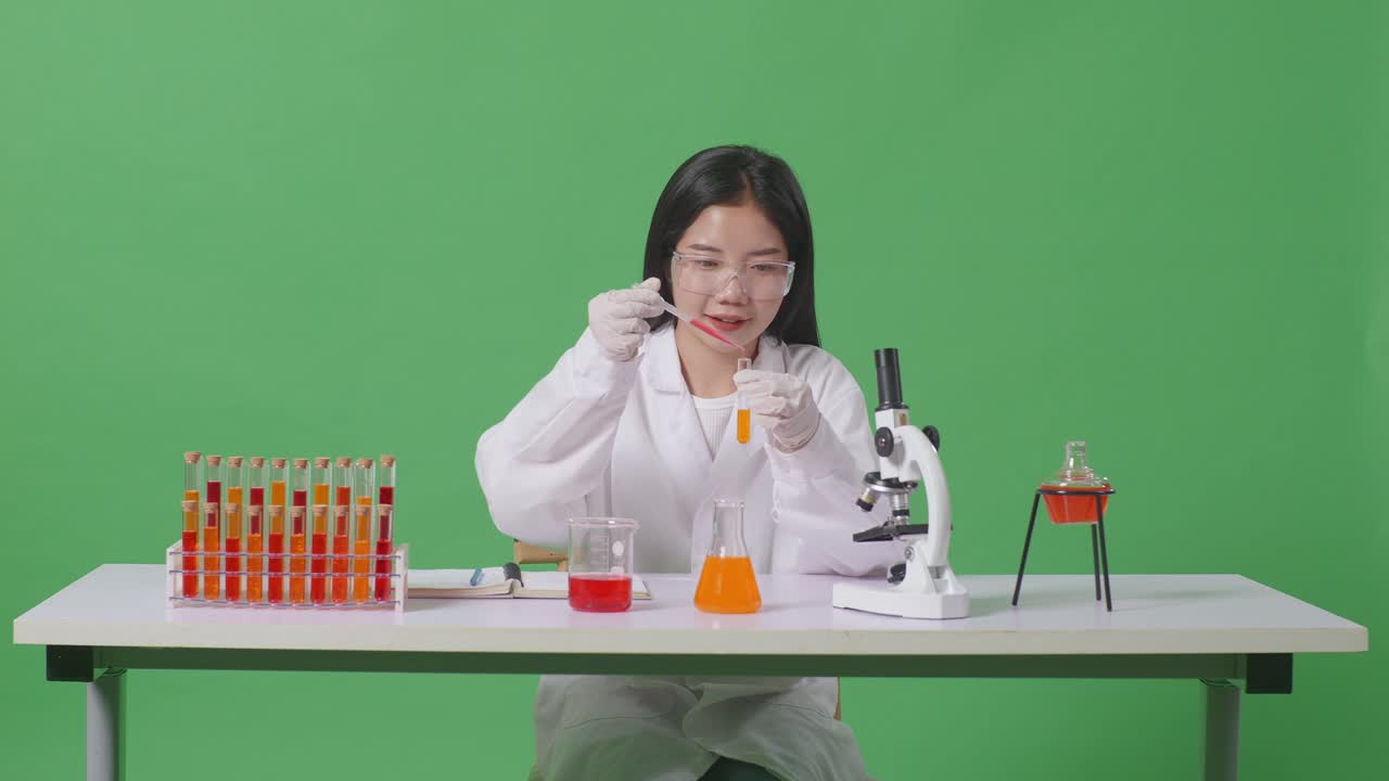 실험실에서 실험을 하는 과학자