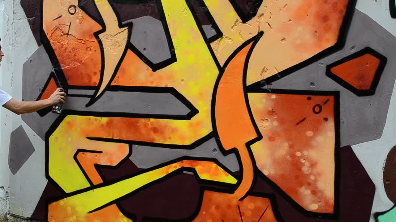 L'artista disegna graffiti, astrazione, code di serpenti