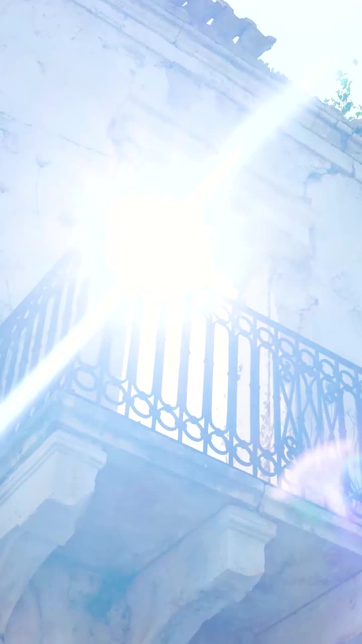 balcón del edificio dañado con luz solar