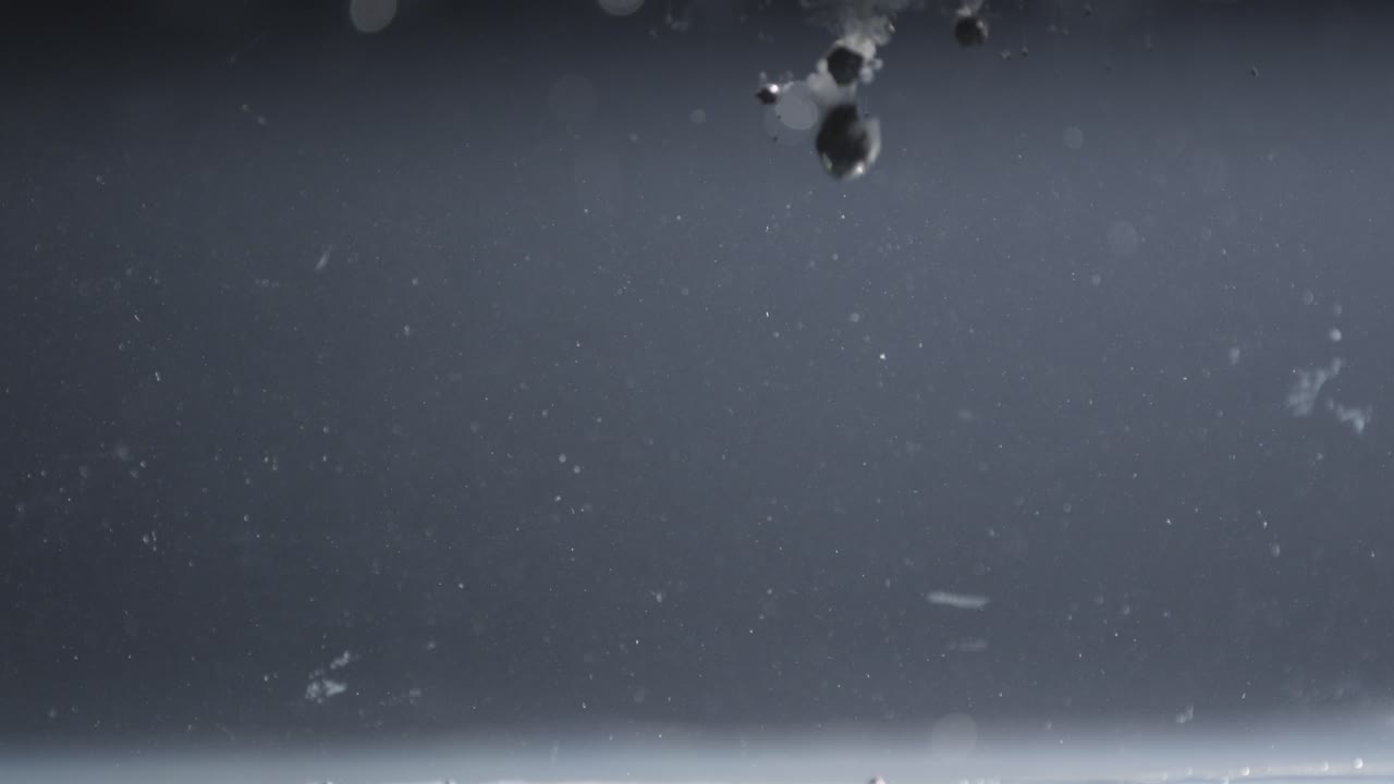 수질 오염 개념 01에 떨어지는 파편