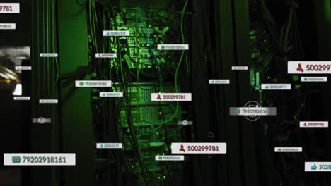 animazione dell'elaborazione dei dati dei social media e del testo sopra le luci verdi dei server informatici