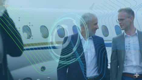 animación del procesamiento de datos sobre hombres de negocios caucásicos en el aeropuerto