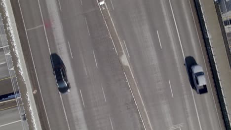antena de arriba hacia abajo de una carretera de varios niveles con tráfico conduciendo en todas las direcciones, zoom de drones que revela un cruce urbano con camión y camión