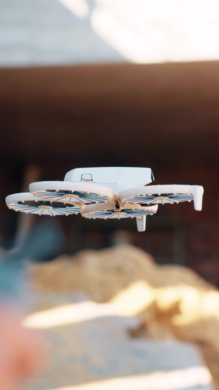Piccolo drone bianco che vola all'interno di un cantiere edile