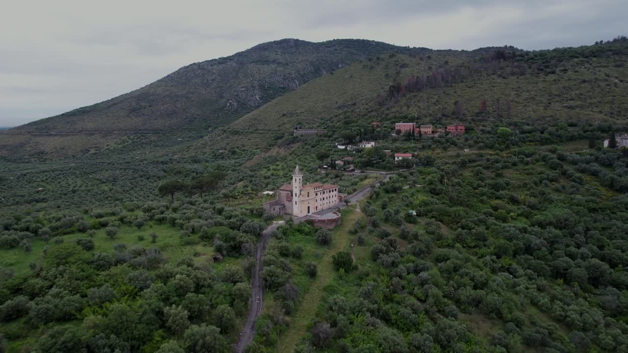 iglesia sentada en una ladera rodeada de olivos tivoli, italia