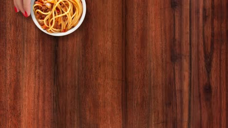 ofreciendo espagueti bolognese