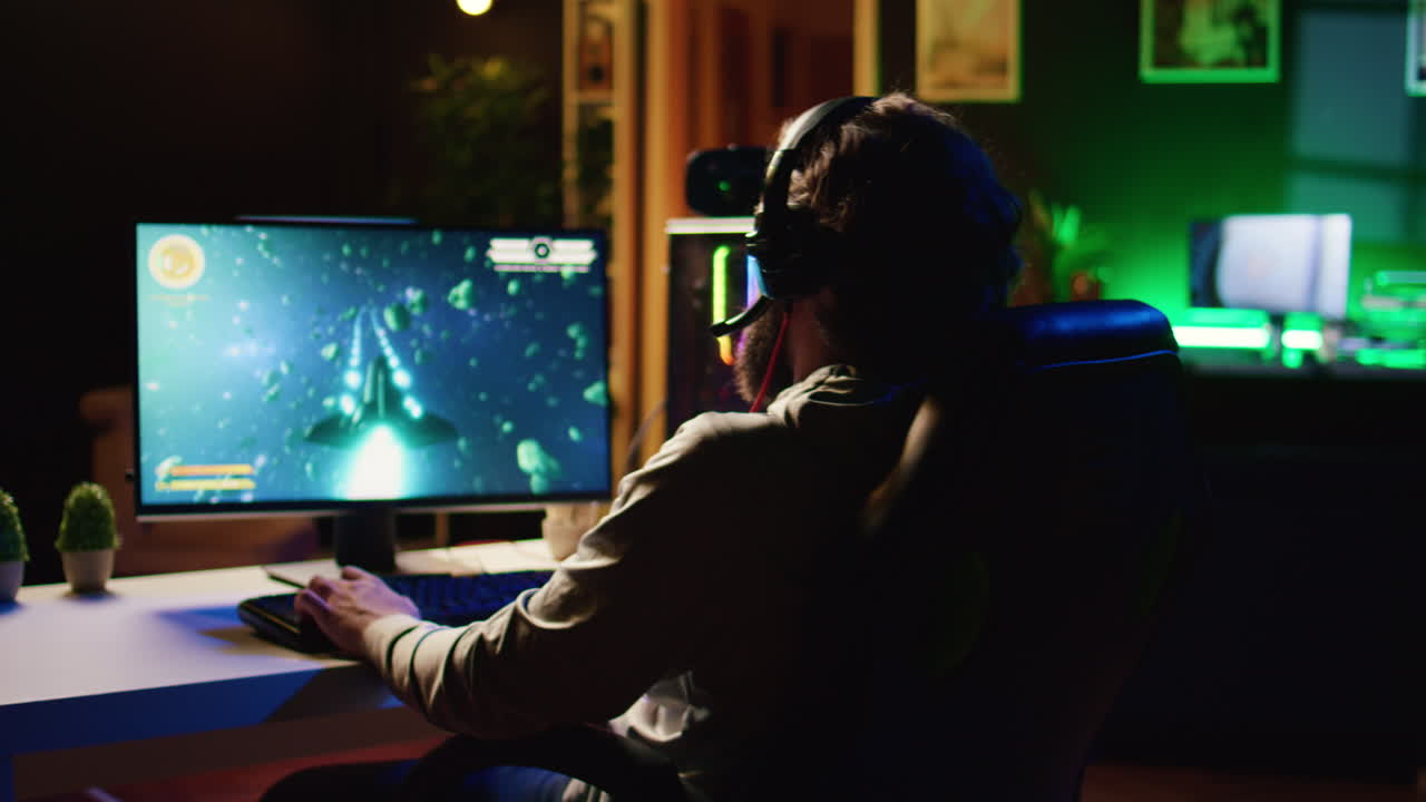 Player fights enemies with internet teammates in coop SF videogame