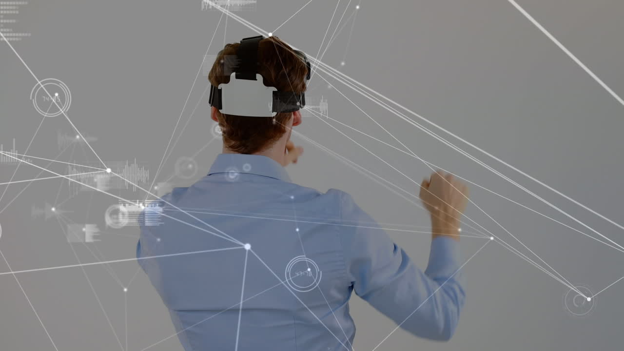 animación del procesamiento de datos sobre el hombre caucásico usando auriculares vr