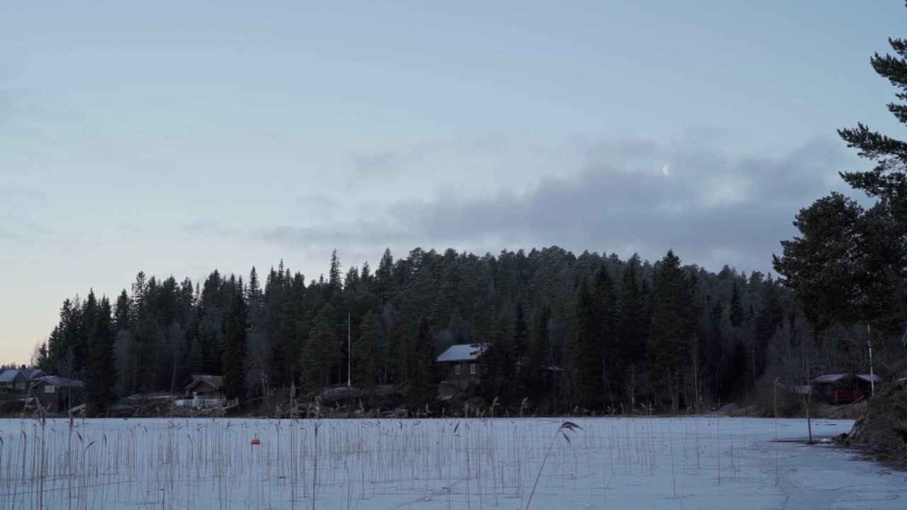 bosque de pinos con un pueblo idílico durante el invierno en trondheim en noruega