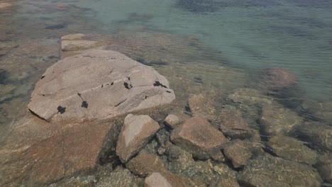 Imágenes-Aéreas-En-Bruto-Sobre-Una-Costa-Rocosa-Con-Agua-Clara-En-Sanxenxo-España