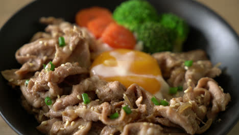 donburi, tazón de arroz de cerdo con huevo onsen y vegetales