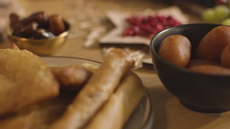 Primer-Plano-De-La-Comida-En-La-Mesa-De-La-Familia-Musulmana-En-El-Hogar-Para-La-Comida-Celebrando-El-Eid