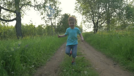 Niño-Pequeño-Con-Red-De-Pala-Corriendo-En-El-Campo.