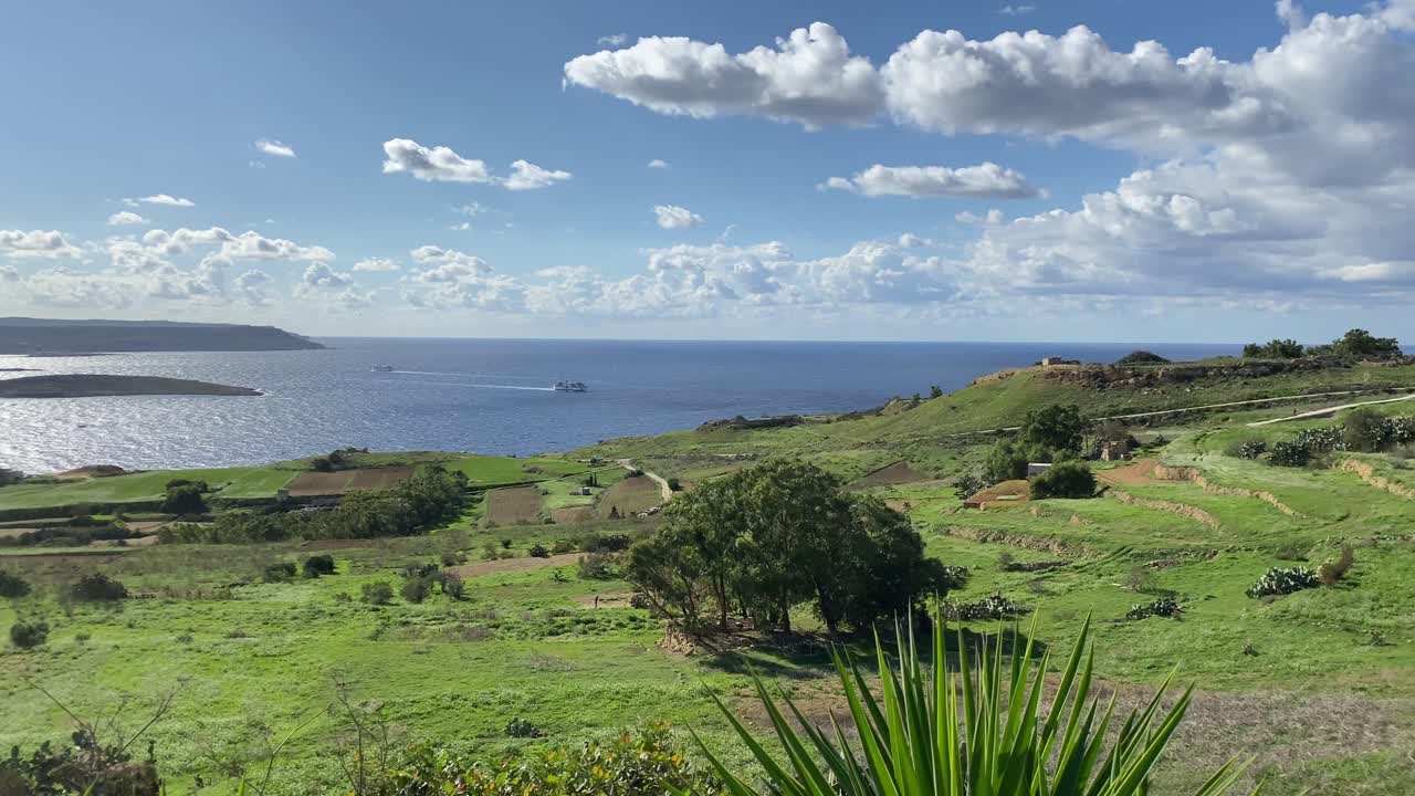 vista panorámica sobre tierras de cultivo en terrazas tradicionales verdes, cerca de mgarr, gozo malta