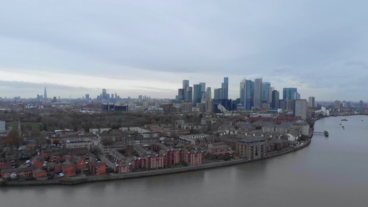 템스 강 너머 런던 카나리 워프의 슬라이더 드론 샷