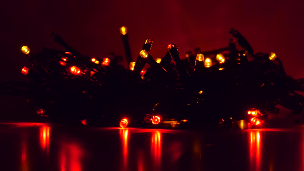 parpadeando rayos de luz de colores en el reflejo