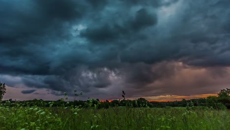 Lapso-De-Tiempo-Del-Movimiento-De-Las-Nubes-De-Tormenta-De-La-Hierba-En-El-Suelo-Al-Atardecer