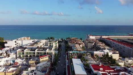 Toma-Aérea-Del-Distintivo-Paseo-Marítimo-De-Playa-Del-Carmen-En-Un-Día-Soleado,-México