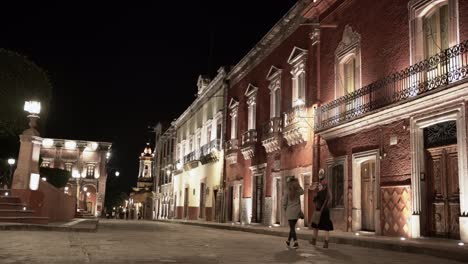 gente caminando en el hermoso centro de san miguel de allende