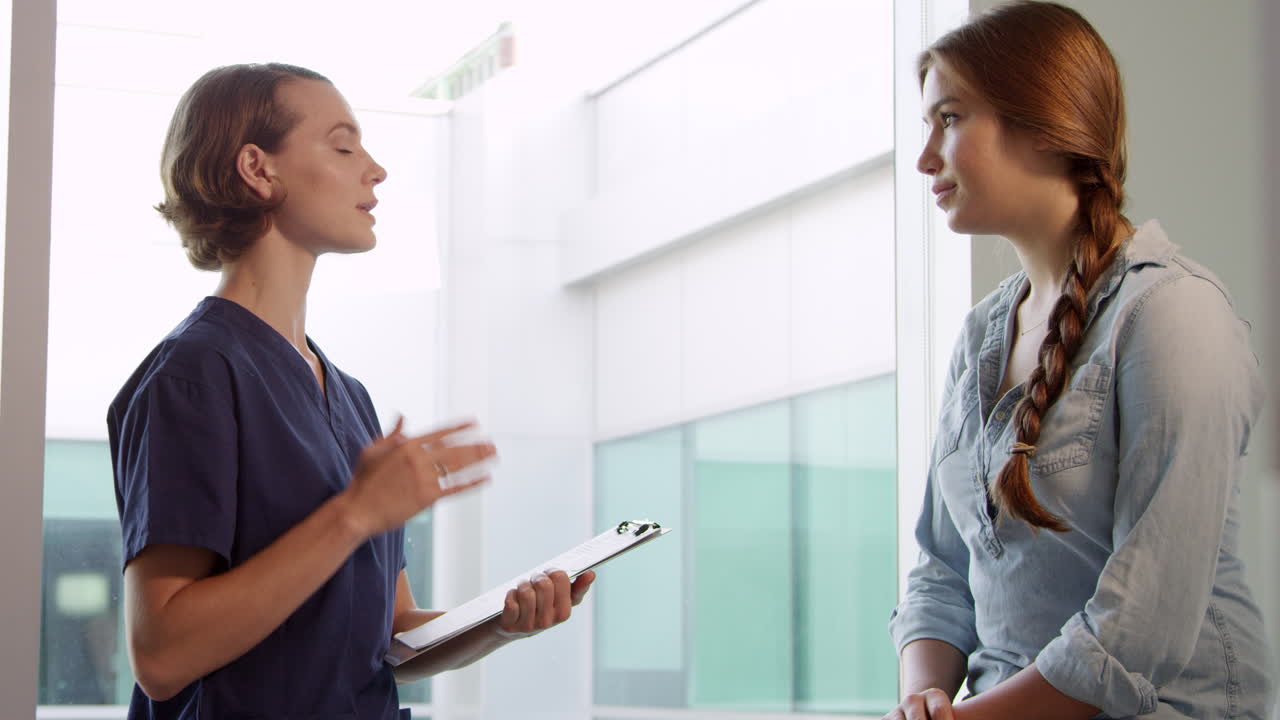 의사가 검사실에서 십대 환자를 만난다. r3d 촬영