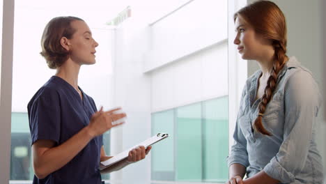 el médico se reúne con el paciente adolescente en la sala de exámenes filmado en r3d