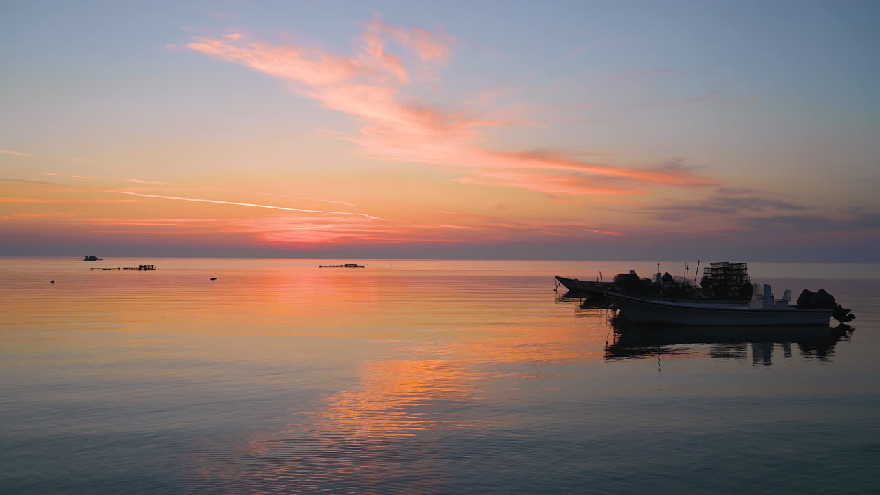 평온한 물의 파도 위에 떠다니는 어부 보트, 다채로운 아름다운 황혼, 해가 뜨는 구름, 하늘 배경, 바레인