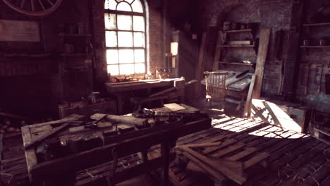 antiguo taller con herramientas y madera