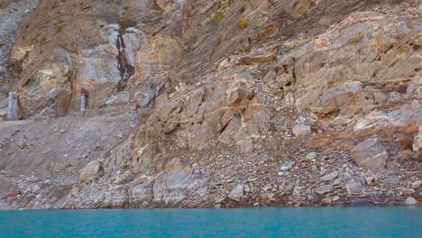 maquinaria pesada construyendo el puente sobre las montañas, capturando montañas sobre el lago con barco