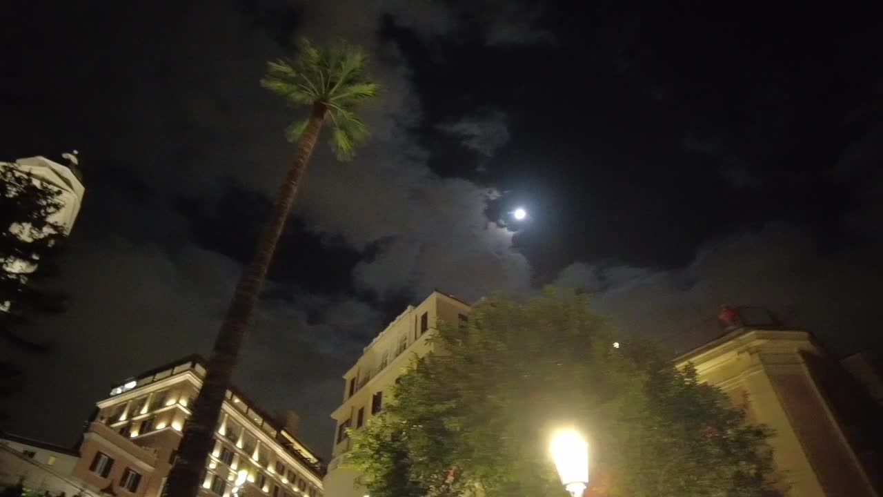 Noite junto à Escadaria de Espanha em Roma, Itália, e a igreja Trinità dei Monti no topo da colina.