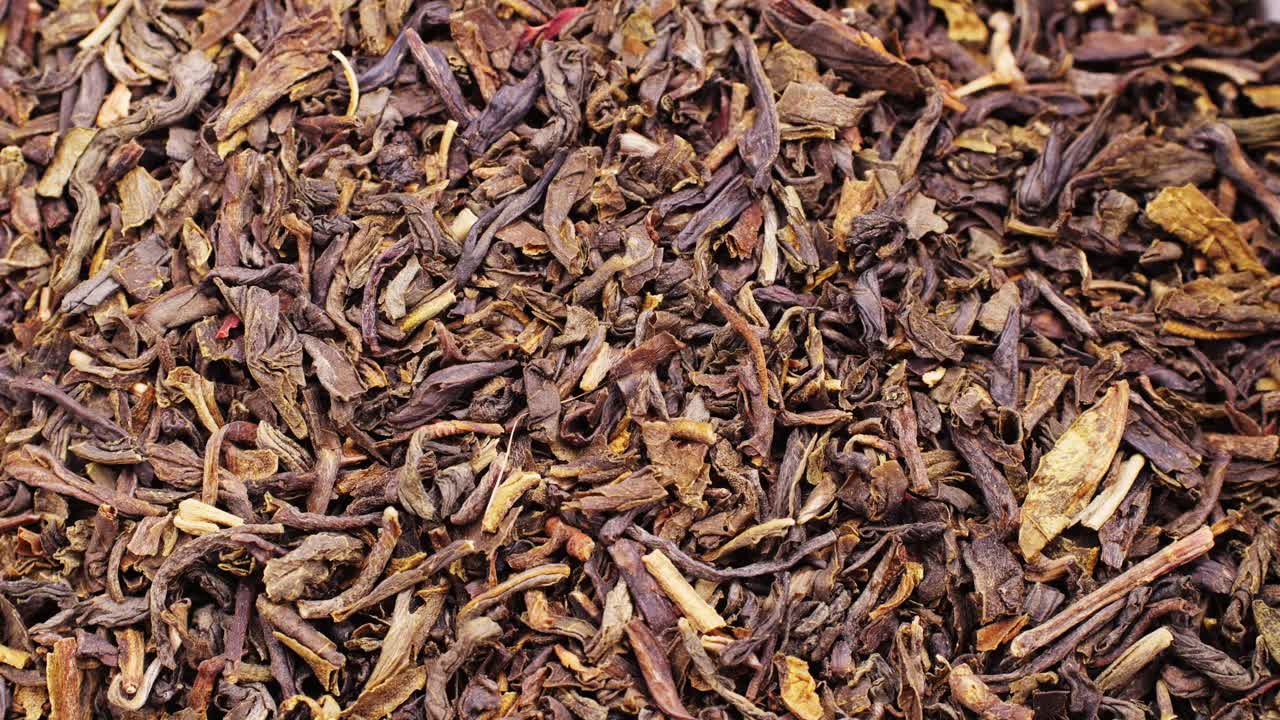 건조 된 검은 차 잎의 가까운