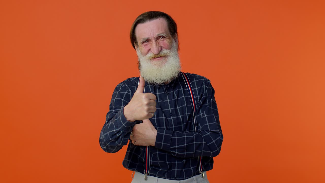 은 수염이 있는 노인이 엄지손가락을 올려서 어떤 것에 동의하거나 긍정적인 답변을 한다.