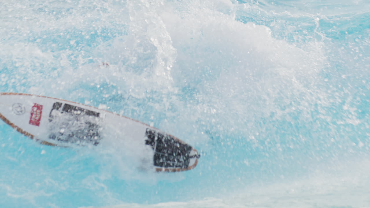 Surf de alto rendimiento en una moderna piscina de olas en un día soleado con agua cristalina. Giros potentes, tubos y rociones enmarcados por los Alpes suizos, creando un entorno de surf alpino único.