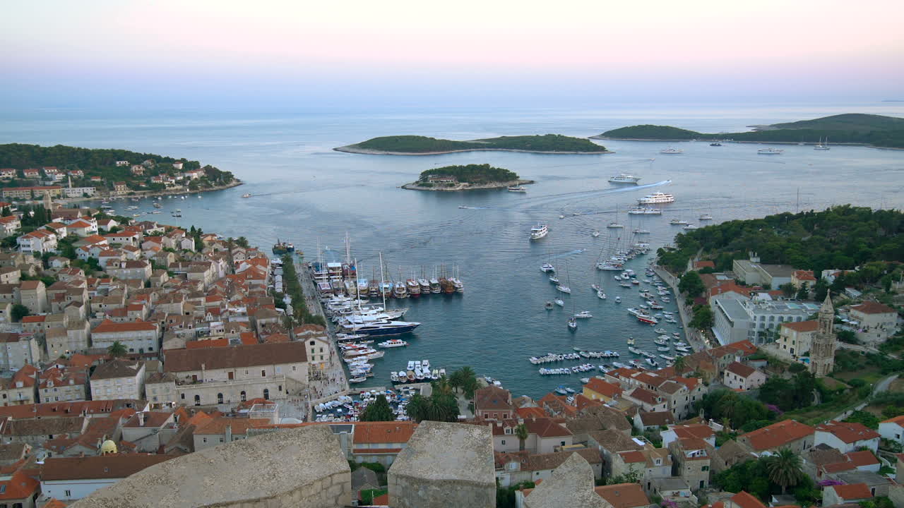 Vista panoramica della città di Hvar sull'isola di Hvar, Croazia